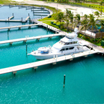 Parte en el estilo en las hermosas aguas que rodean las Bahamas en un barco de fiesta de lujo de yates Bahamas.